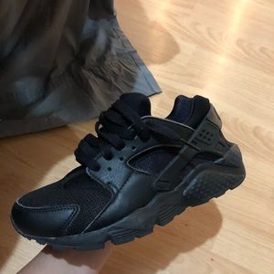 Black Nike Huaraches